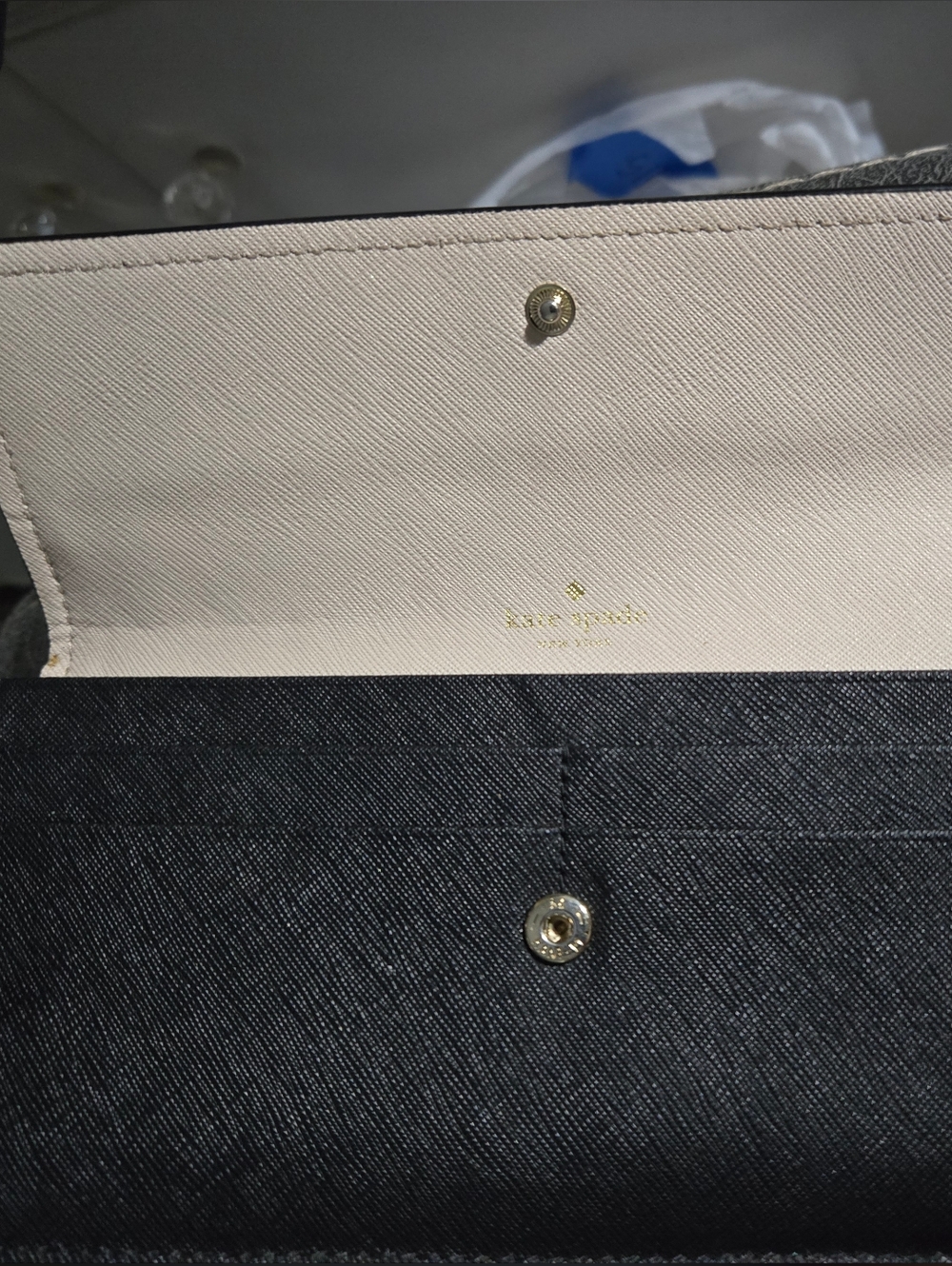 Kate Spade Two-Tone Leather Card Wallet in Cream and Black - Picture 2 of 5